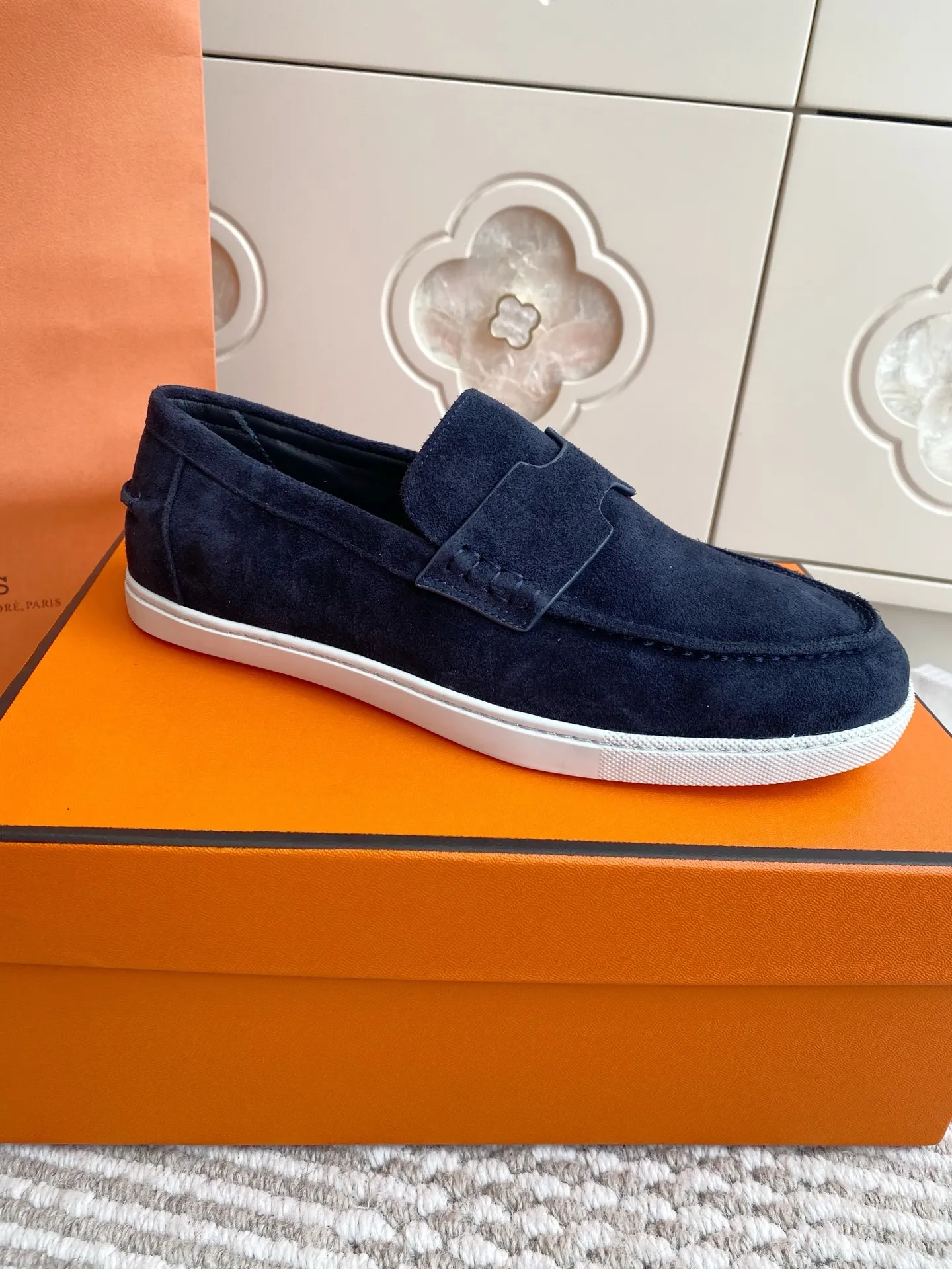 p560✨Hermes Couple Loafers｜Walking in the urban high-end, easily wearing Hermès temperament✨Who says luxury and comfort can’t have both?  This pair of H’s classic loafers really does it!  ▪️"Customized imported Yangjing fabric" is soft and delicate ▪️"Full sheepskin lining" + "soft-soled shoes" design. Your feet will be healed the moment you put them on~ It's like stepping on clouds☁️You won't feel tired after walking all day!  The iconic "H" buckle is low-key and luxurious. It is matched with a rubber outsole. It is lightweight and stylish. Whether you are commuting or shopping, you can easily achieve casual urban style🏙 Can be worn by couples. Full range of sizes, girls 35-41 | boys 39-45. Wear them together when going out. Sweet and high-end💑 Original mold opening. Details are in place. Those who understand will be attracted at a glance ️❤️ #Hermès loafers #coupleshoes #lightweight and versatile shoes